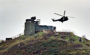 Deux personnes ont été tuées dans une attaque à l'arme à feu survenue contre une base de l'armée britannique en Irlande du Nord, a annoncé samedi un porte-parole du service ambulancier.