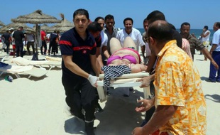 Une femme est transportée sur un brancard après l'attentat sur une plage de Sousse, le 26 juin 2015