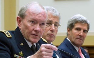 Le général Martin Dempsey (g), le secrétaire à la Défense Chuck Hagel (c) et le secrétaire d'Etat John Kerry participent à une audition au Sénat américain pour défendre une intervention militaire en Syrie, le 4 septembre 2013 à Washington