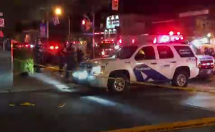 Les forces de police près de l'endroit où un tireur a ouvert le feu, à Toronto le 22 juillet 2018.