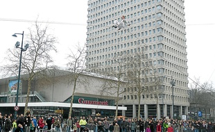 Le funambule Olivier Zimmermann sur le parvis des Champs Libres.