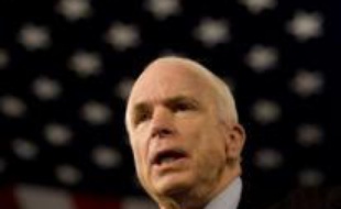 Le candidat républicain à la Maison Blanche John McCain a choisi de se montrer offensif à l'encontre de son adversaire démocrate Barack Obama n'hésitant pas à adopter un ton négatif qui tranche avec sa promesse de mener une campagne "respectueuse".