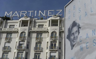 L'affiche officielle de la 68e édition du festival devant le palace Martinez à Cannes le 11 mai 2015