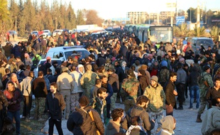 Le jeudi 15 décembre 2016 montre des habitants en passe d'être évacués de l'est d'Alep, en Syrie.
