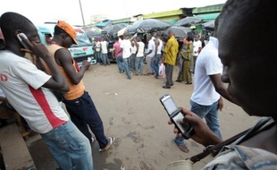 L'Afrique, avec son immense retard en terme d'infrastructures et d'équipement informatique, passe directement à l'âge du "tout mobile", notamment pour accéder à internet et aux services bancaires, et laisse entrevoir des perspectives de croissance à court terme uniques au monde.