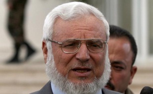 Le président du Parlement palestinien Aziz Dweik, arrêté par l'armée israélienne, a été placé en détention administrative pour six mois, alors qu'un autre député du Hamas a été arrêté dans la nuit de lundi à mardi, a annoncé mardi le mouvement islamiste