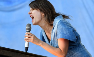 La chanteuse Camille, ici lors de la 26e édition des Vieilles Charrues à Carhaix, en juillet 2017.