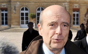 "Ce pape commence à poser un vrai problème", a déclaré l'ancien Premier ministre Alain Juppé (UMP), pour qui on a l'impression qu'il vit "dans une situation d'autisme total".