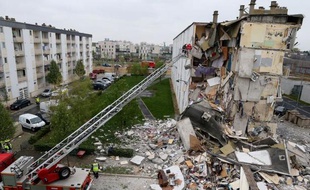 Le parquet de Reims a ouvert une enquête sur les causes de l'effondrement dimanche d'un immeuble HLM de cette ville, suite à une explosion vraisemblablement due au gaz, qui a fait trois morts et 14 blessés, selon un bilan définitif, a-t-on appris lundi de source judiciaire.