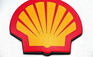 Décidé à redresser la barre après une chute du bénéfice, le nouveau patron de Shell a promis jeudi de vastes cessions d'actifs et une réduction des investissements, qui passera en premier lieu par l'arrêt cette année des forages en Alaska.