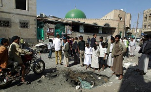 Des Yéménites observent les dommages après un double attentat dans une mosquée chiite de Sanaa, le 3 septembre 2015