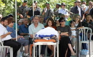 Les parents et la soeur assistent le 1er juillet 2014, à Talmon (Cisjordanie) aux funérailles de Gilad Shaer, un des 3 jeunes israéliens tués après son enlèvement