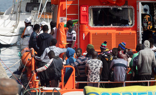 Des migrants pris en charge à leur arrivée aux Canaries, en septembre 2020.