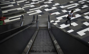 Des centaines de milliers de Chinois réagissaient lundi avec émotion à l'accident mortel survenu à une femme qui, happée par la machinerie d'un escalator, a consacré ses dernières forces à sauver son petit garçon.