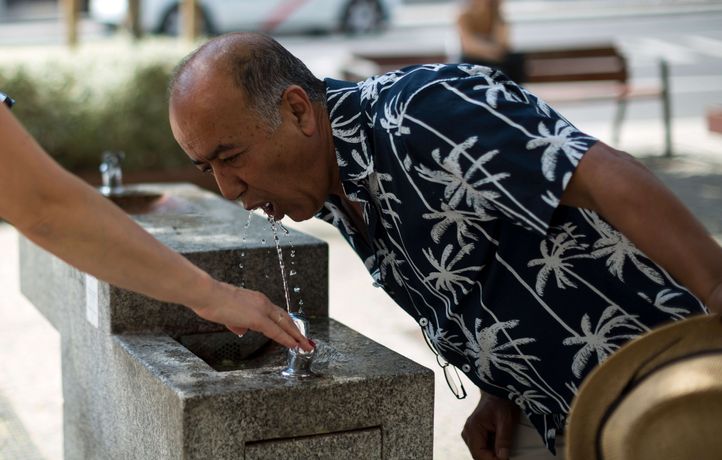 C'est le Début de la Fin - Page 18 722x460_mandatory-credit-photo-by-luis-soto-zuma-press-wire-shutterstock-14594199e-a-tourist-drinks-water-from-a-fountain-on-a-street-in-madrid-during-the-first-heat-wave-of-the-summer-the-state-meteorological-agency-aemet-reported-the-first-heat-wave-of-the-summer-remaining-in-a-yellow-or-orange-warning-since-temperatures-could-exceed-40-degrees-in-some-parts-of-spain-heat-wave-in-spain-madrid-19-jul-2024-shutterstock-editorial-heat-wave-in-spain-madrid-19-14594199e-2407191450