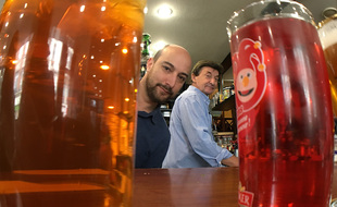 Mathieu Bacqueville (G) et son père Christian, les patrons du Café de Paris.