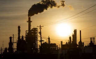 Une usine de raffinage du pétrole à Houston, Texas, le 20 avril 2020.