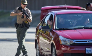 Un policier inspecte une voiture après la tuerie qui a fait deux morts en Californie, le 24 octobre 2014.