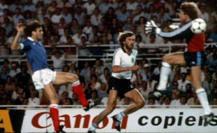 Harald Schumacher, le gardien allemand face à Patrick Battiston lors de la demi-finale de la Coupe du monde 1982 à Seville.