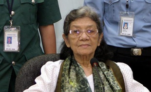 Le tribunal de Phnom Penh chargé de juger les Khmers rouges a libéré dimanche l'ancienne "première dame" du régime (1975-79), Ieng Thirith, jugée par les médecins trop folle pour assumer un procès.