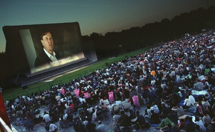 Le cinéma en plein air de la Villette. Illustration