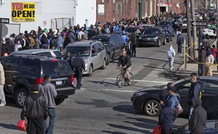 Des New-Yorkais font la queue pour un ravitaillement gratuit en carburant dans le quartier du Queens, le 3 novembre 2012.
