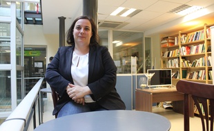 Emmanuelle Cosse, secrétaire nationale d'Europe Ecologie Les Verts et candidate pour les élections régionales en Île-de-France, le 8 juin 2015 dans les bureaux d'EELV à Paris.