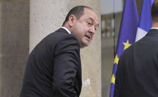 Le Canard enchaîné de mercredi affirme qu'une "enquête est en cours" pour identifier ses sources au sein de la DCRI, après que l'hebdomadaire eût écrit que Nicolas Sarkozy supervisait "l'espionnage de journalistes", une "enquête" que ce service de renseignement dément formellement.