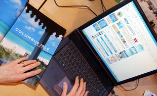 L'an dernier, 42% des Français partis en vacances, soit 12,5 millions de personnes, ont réservé tout ou partie de leurs séjours sur internet et payé en ligne alors qu'ils étaient 8% en 2003 et 31% en 2008, selon le baromètre Raffour Interactif publié mardi.