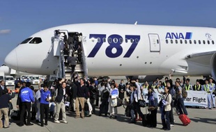 Le nouvel avion 787 Dreamliner de l'américain Boeing a effectué mercredi son premier vol commercial, entre Tokyo et Hong Kong, avec à son bord 252 personnes dont des passagers ayant payé leur billet plusieurs milliers de dollars pour cette première.
