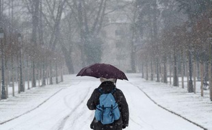 L'alerte lancée mardi par Météo France suite aux risques importants d'avalanches dans les Pyrénées-Atlantiques et les Hautes-Pyrénées, qui avait placé ces deux départements en "vigilance rouge", a été rabaissée vers 11h30 au niveau "orange".