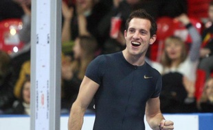 Le Français Renaud Lavillenie était attendu dimanche à la mi-journée à Paris, après être entré dans l'histoire en battant le record du monde en salle de saut à la perche de Sergueï Bubka, vieux de 21 ans.