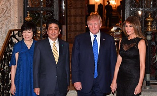 Les couples Abe et Trump, le 12 février 2017 à Palm Beach (Floride).