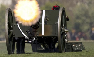 Des coups de canons résonnent le 21 avril 2015 à Londres pour marquer le 89e anniversaire de la reine Elizabeth II