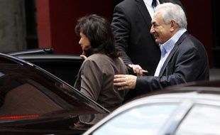 L'ancien directeur général du FMI Dominique Strauss-Kahn et son épouse Anne Sinclair quittent l'appartement où ils sont logés à New York, le 2 juillet 2011.