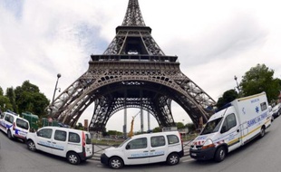 La Tour Eiffel est restée fermée mardi matin pour cause de grève, a-t-on appris de sources syndicale et auprès de la société qui gère le fameux monument parisien.