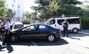 Convoi de voitures de police escortant Yassin Salhi, devant son domicile de Saint-Priest, le 28 juin 2015