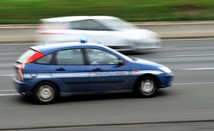 Une voiture de gendarmerie sur une autoroute.