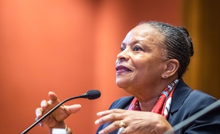 Christiane Taubira présente son dernier livre, «Nous habitons la terre», le 11 mars 2017 à l'université de Lyon.