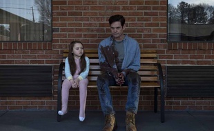 Violet McGraw et Henry Thomas dans «The Haunting of Hill House».