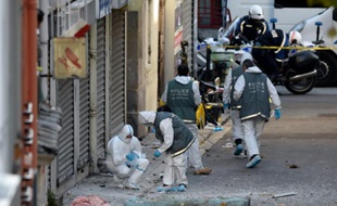 La police scientifique cherche des éléments près du bâtiment à Saint Denis pris d'assaut le 18 novembre 2015