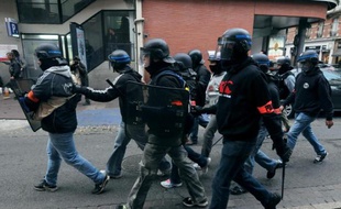 Des policiers en civil lors d'affrontements en marge d'une manifestation à Toulouse le 8 novembre 2014