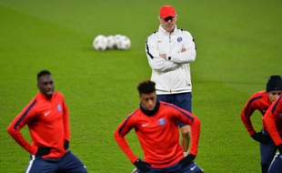Le technicien du PSG Laurent Blanc (c) avec ses joueurs lors d'une séance d'entraînement à Stamford Bridge, le 8 mars 2016