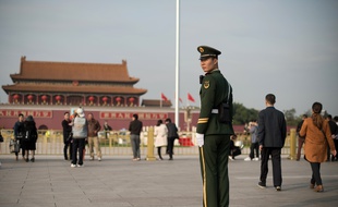 Des militaires chinois près de la place Tiananmen.