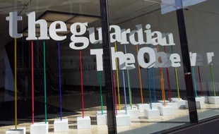 Le journal britannique Guardian a annoncé vendredi s'associer, à cause des "pressions intenses" de Londres, avec le quotidien américain New York Times pour éplucher des documents secrets obtenus par Edward Snowden sur l'ampleur du système de surveillance des Etats-Unis et du Royaume-Uni.