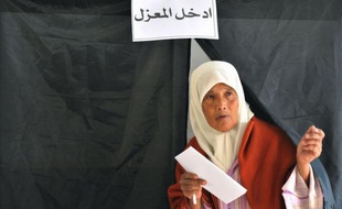 Les Marocains ont voté vendredi, avec une participation de 34 pour cent en fin d'après-midi, pour désigner une chambre des députés où pour la première fois un parti islamiste modéré pourrait être le mieux représenté.