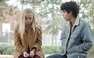 Pauline Serieys et Sami Outalbali dans la série «Les Grands».