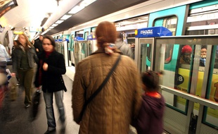 Illustration: un quai de métro à Paris.