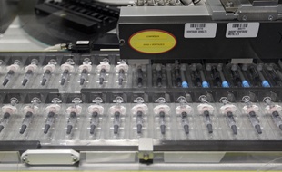 Une chaine d'emballage de vaccins des laboratoires GSK.