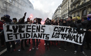 Des manifestants opposés à la loi travail, le 9 mars 2016.